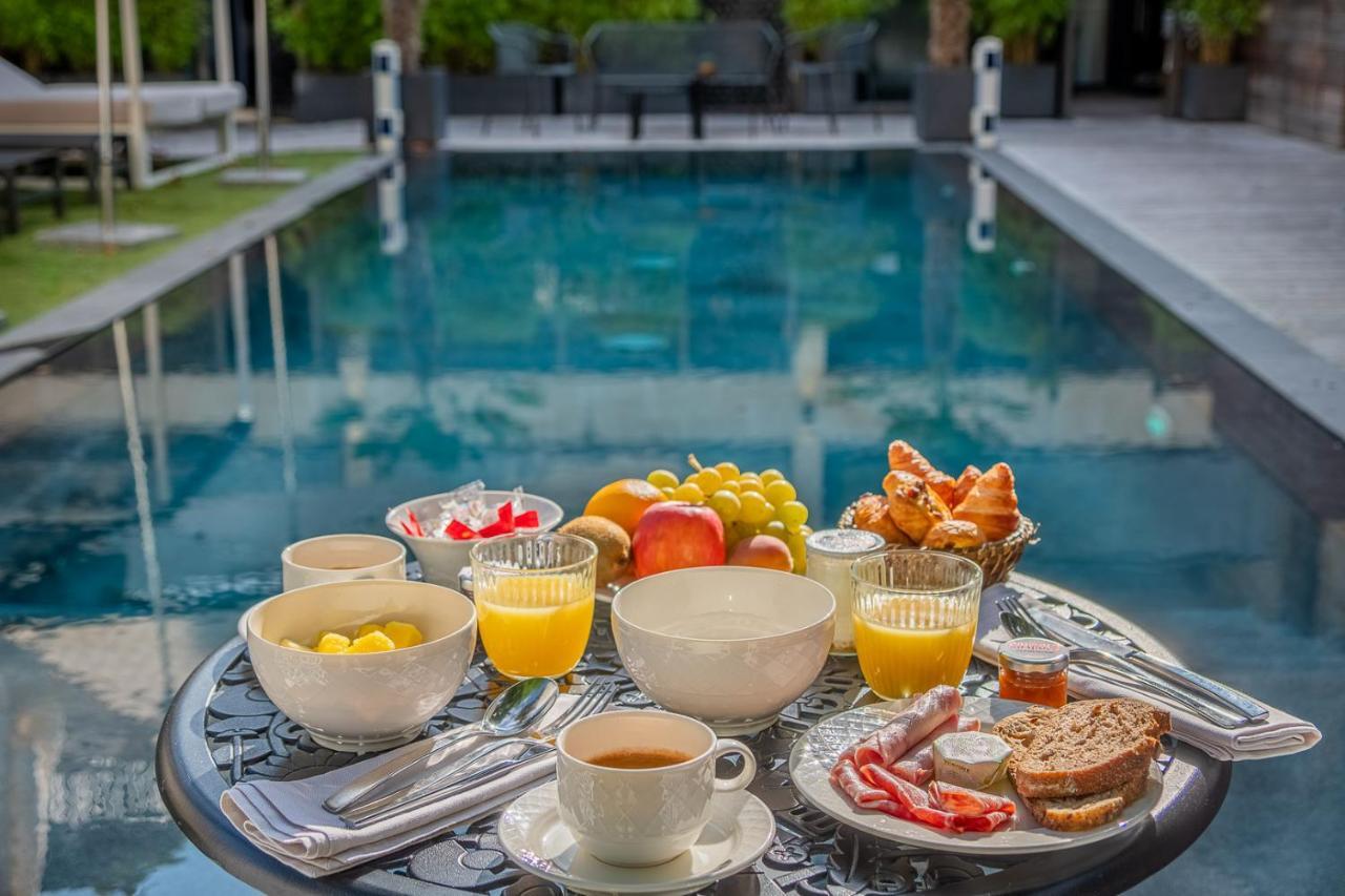 Le Palais Gallien Hotel & Spa Bordeaux Exterior photo Breakfast at the pool