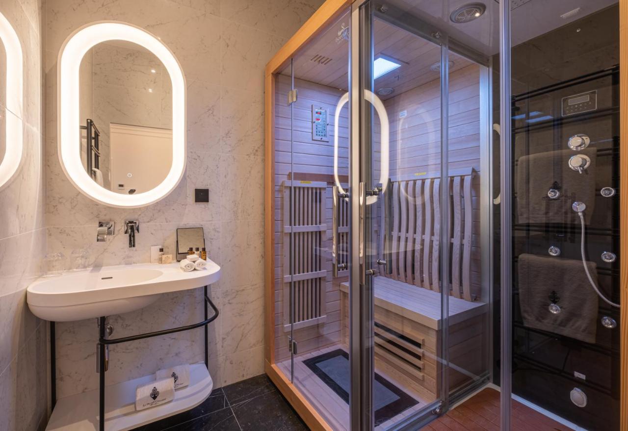 Le Palais Gallien Hotel & Spa Bordeaux Exterior photo A shower and a steam shower
