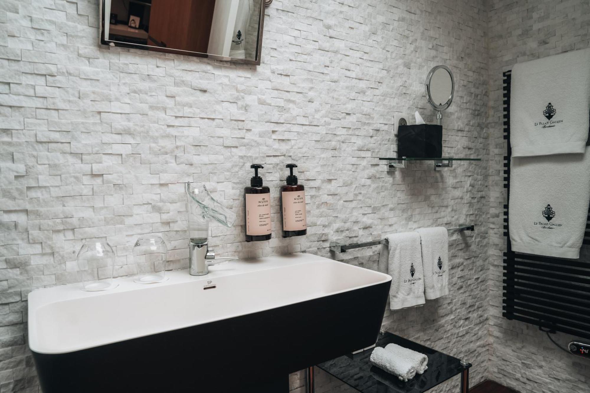 Le Palais Gallien Hotel & Spa Bordeaux Exterior photo Bathroom at The Standard East Village